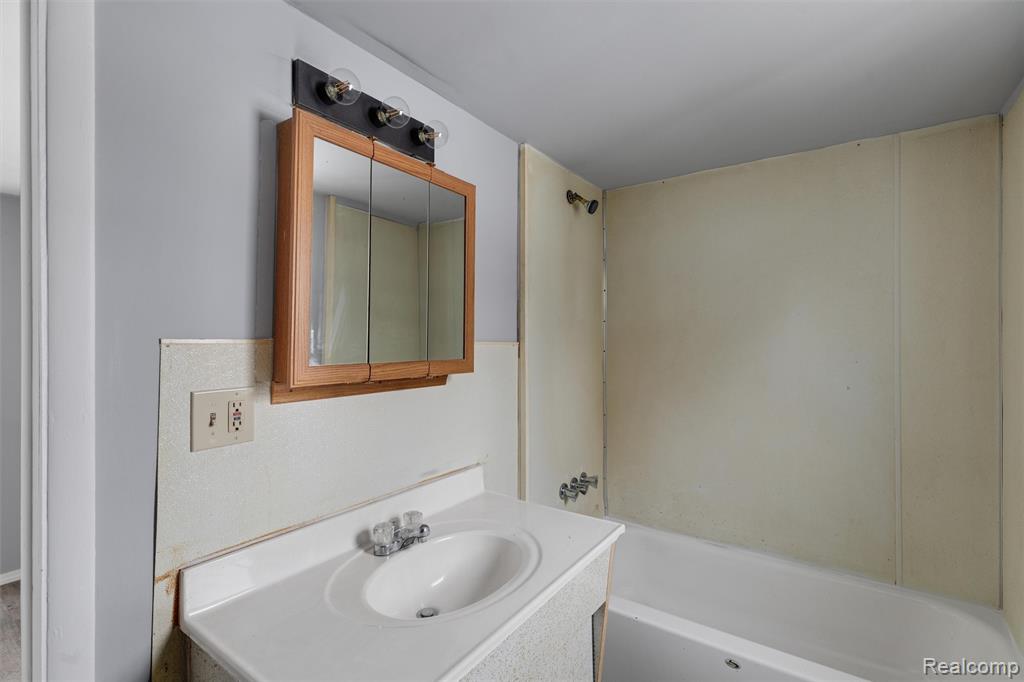 209 W Aldrich Street W, Capac, MI 48014 — Photo 9