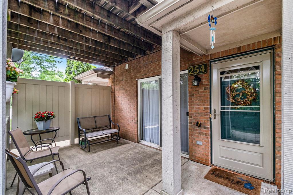 254 MARIGOLD Circle, Westland, MI — Photo 2