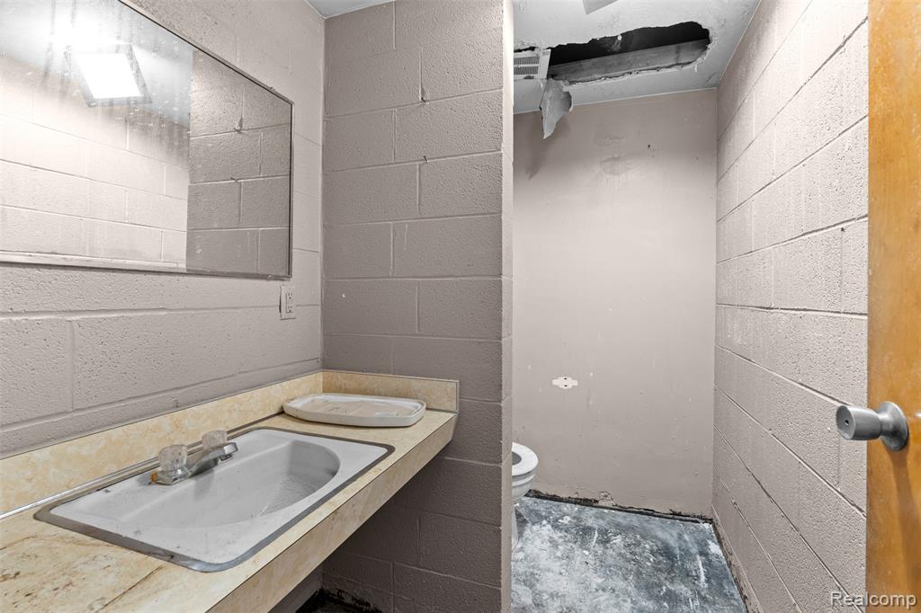 7001 Wyoming Avenue, Dearborn, MI 48126 — Photo 33
