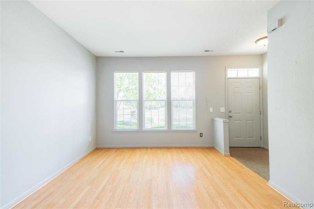 23030 Williamsburg Circle, 15, Woodhaven, MI 48183 — Photo 4