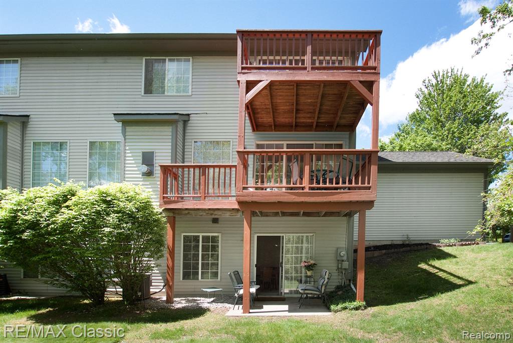 587 Winwood Circle, 20, Walled Lake, MI 48390 — Photo 33