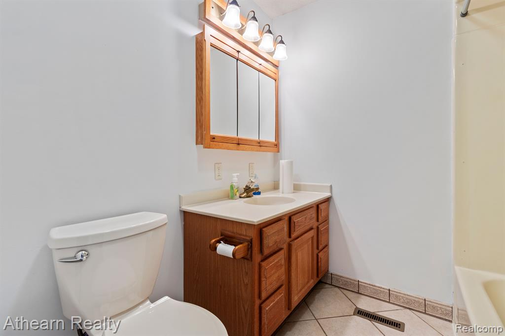 815 SOUTHWOOD Drive, Fenton, MI 48430 — Photo 12