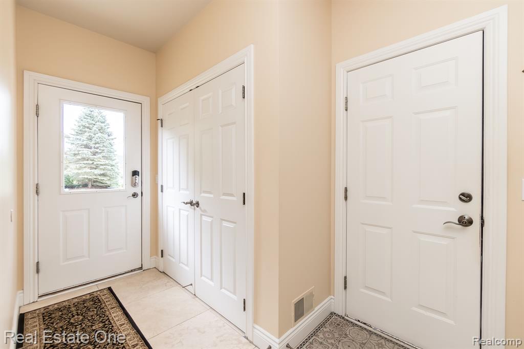 18090 Peninsula Way, Northville, MI 48168 — Photo 45