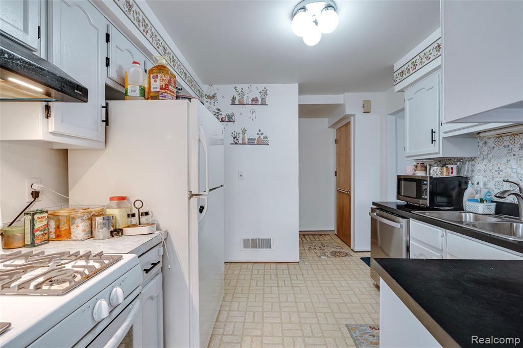 41617 Bedford Drive, Canton, MI 48187 — Photo 10