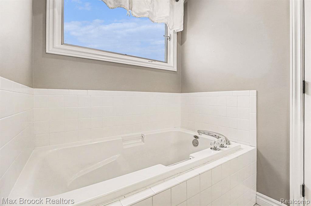9858 Forest Ridge Drive, Clarkston, MI 48348 — Photo 28