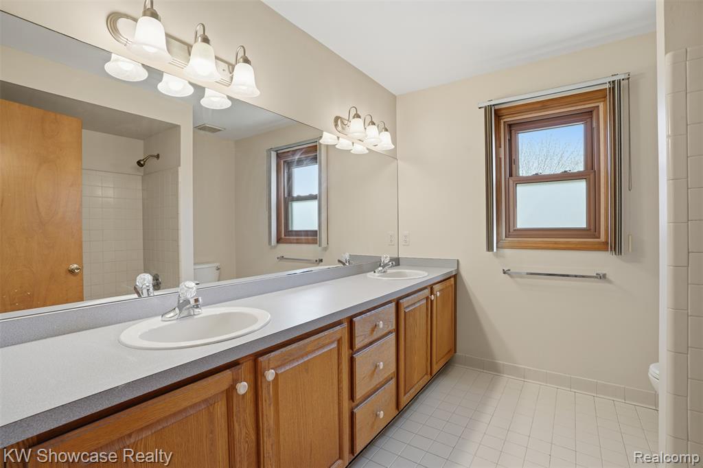 2015 Huntingdon Drive, Wixom, MI 48393 — Photo 25