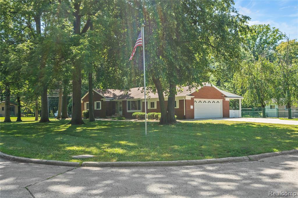 8293 Woodcrest Drive, Grosse Ile, MI 48138 — Photo 2