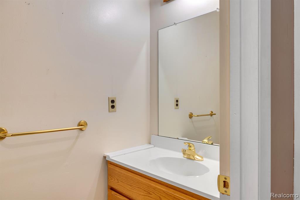 2952 ROUNDTREE Drive, Troy, MI 48083 — Photo 13
