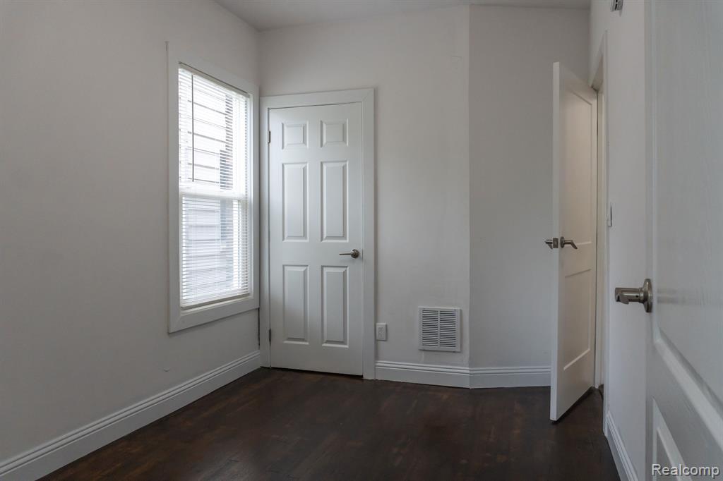 3927 SAINT CLAIR Street, Detroit, MI 48214 — Photo 11