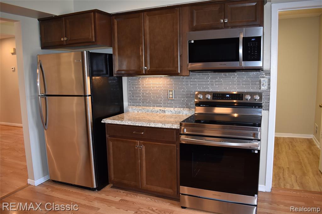 7901 Lawrence, West Bloomfield, MI — Photo 16