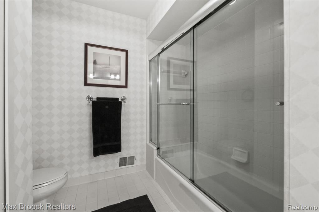 6566 Bristol Drive, West Bloomfield, MI — Photo 32