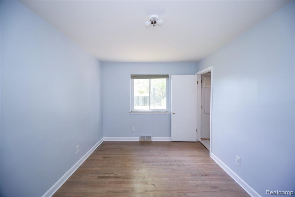 5646 Cambourne Street, Dearborn Heights, MI 48127 — Photo 29