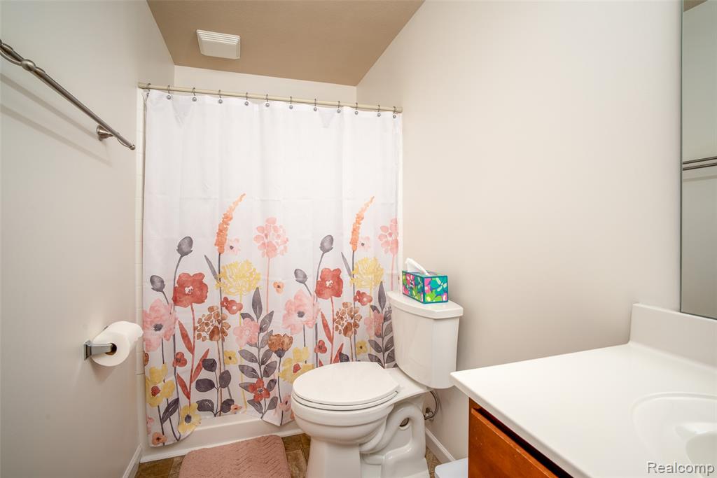3411 Amber Oaks Drive, Howell, MI 48855 — Photo 17