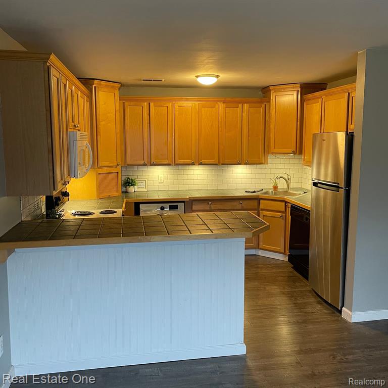 7220 BLUEWATER Drive, Clarkston, MI 48348 — Photo 9