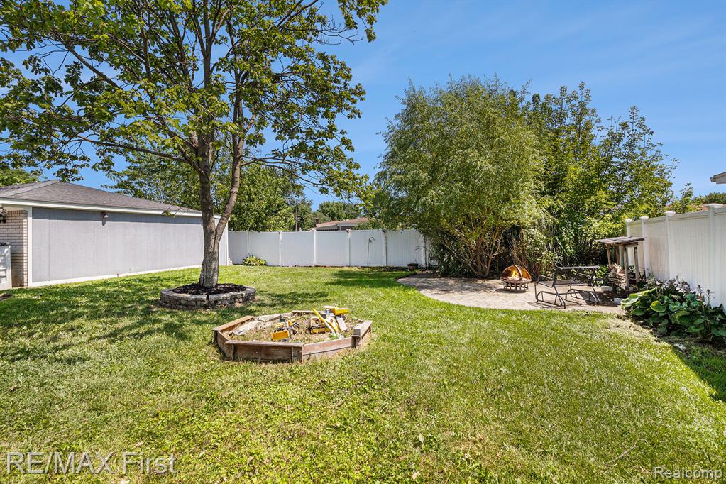 40034 Kristen Drive, Sterling Heights, MI 48310 — Photo 18