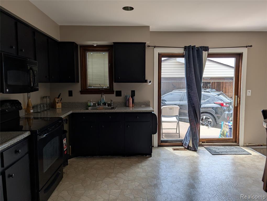 16318 Wellington Avenue, Roseville, MI 48066 — Photo 16
