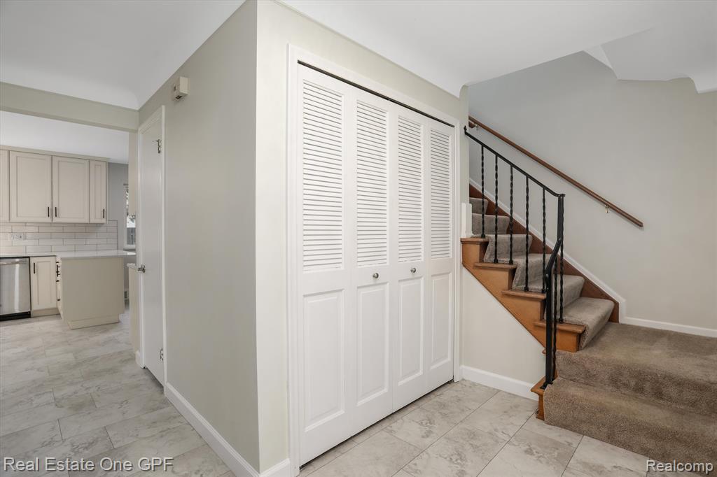 724 S ROSEDALE, Grosse Pointe Woods, MI 48236 — Photo 18