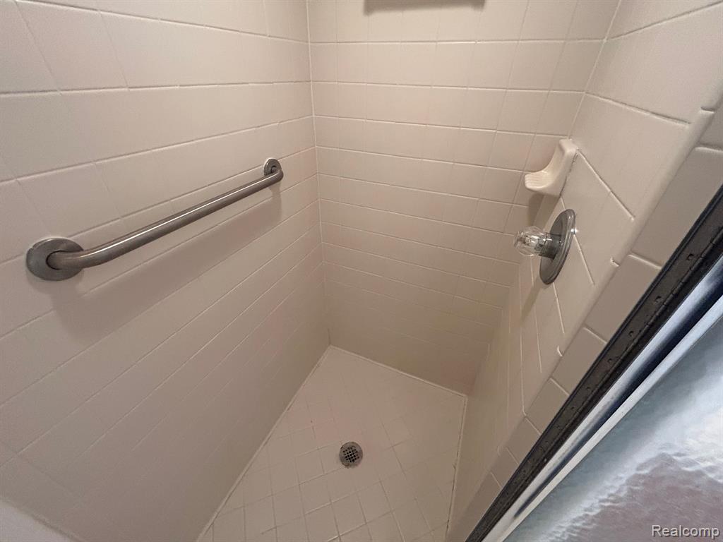 45401 DIAMOND POND Drive, Macomb, MI 48044 — Photo 10