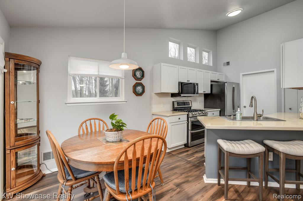 6481 PEMBROOK Drive, Westland, MI — Photo 8