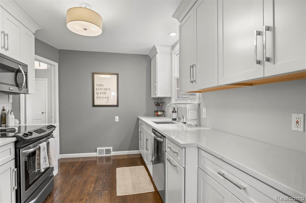 6 Berwick Lane, Dearborn, MI 48120 — Photo 15
