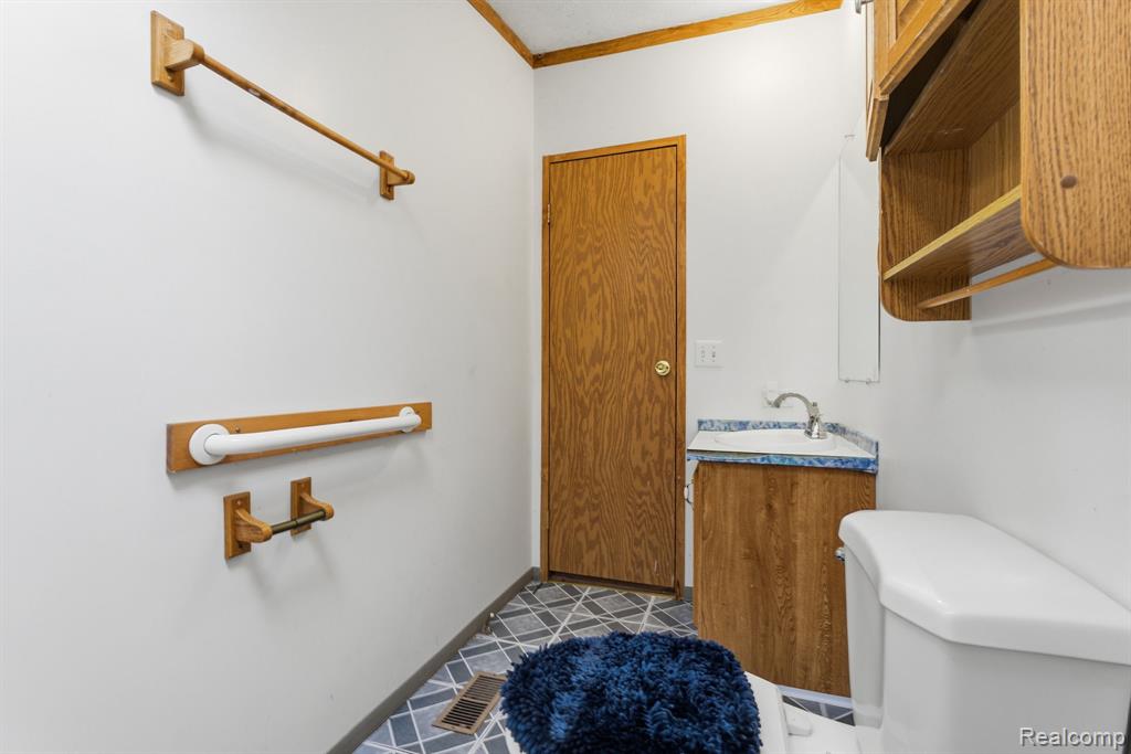 990 Voorheis Road, Waterford, MI 48328 — Photo 18