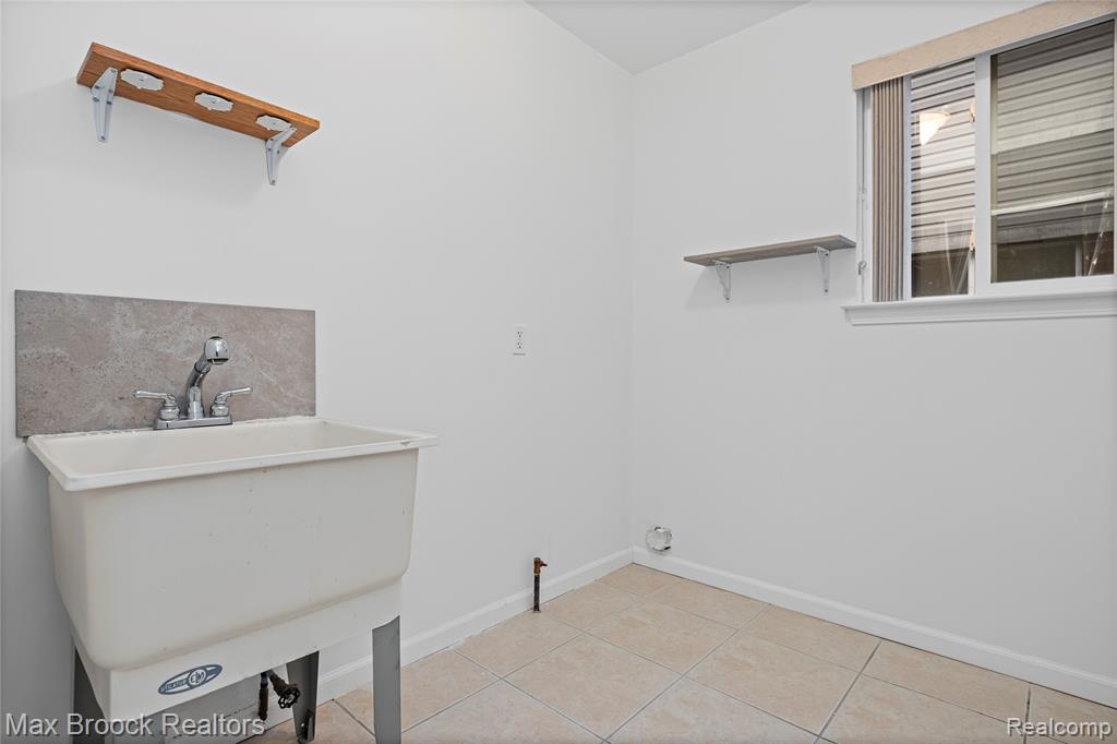 4852 Burberry Drive, Warren, MI 48092 — Photo 21