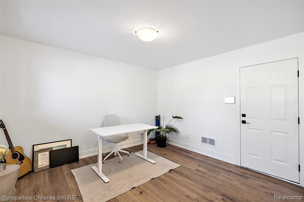 1041 HAMPTON Circle - Photo 4