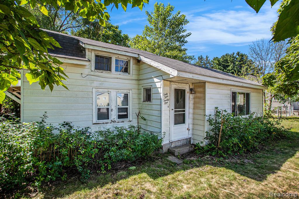 6421 Elizabeth Lake Road, Waterford, MI 48327 — front exterior