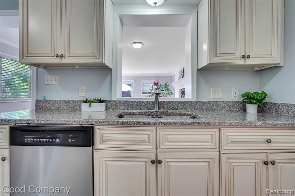 935 N MAPLE Avenue, Royal Oak, MI 48067 — Photo 6