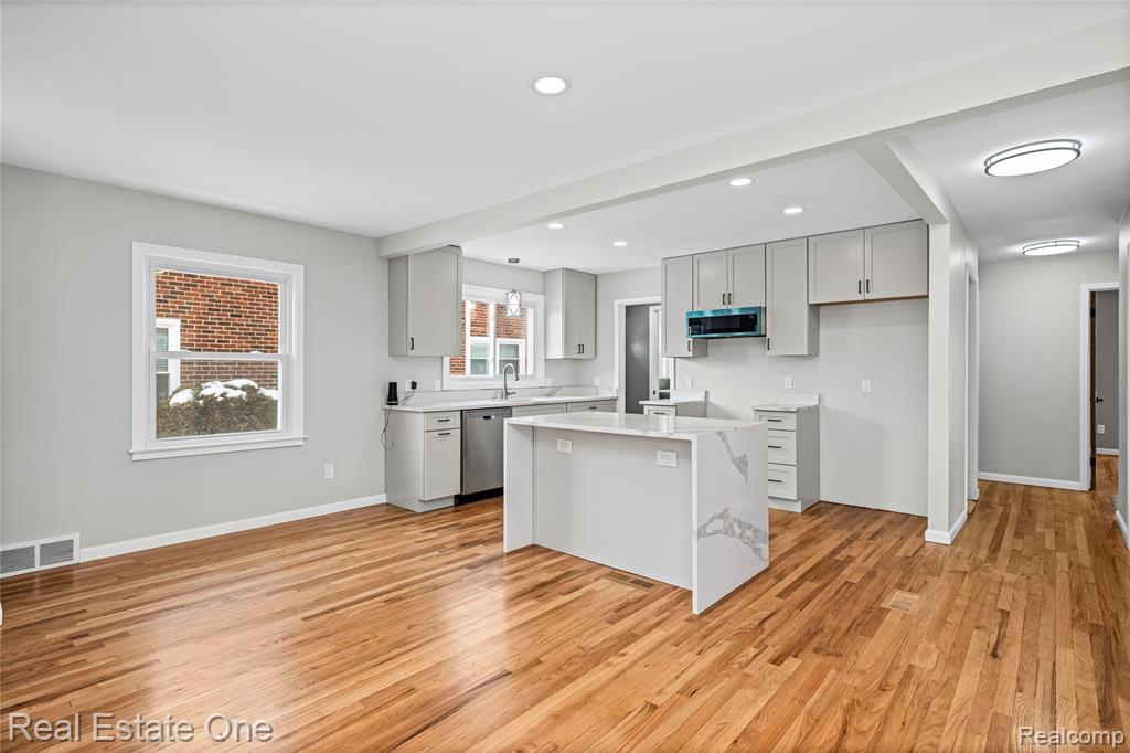 13344 Hart Avenue, Huntington Woods, MI — Photo 12