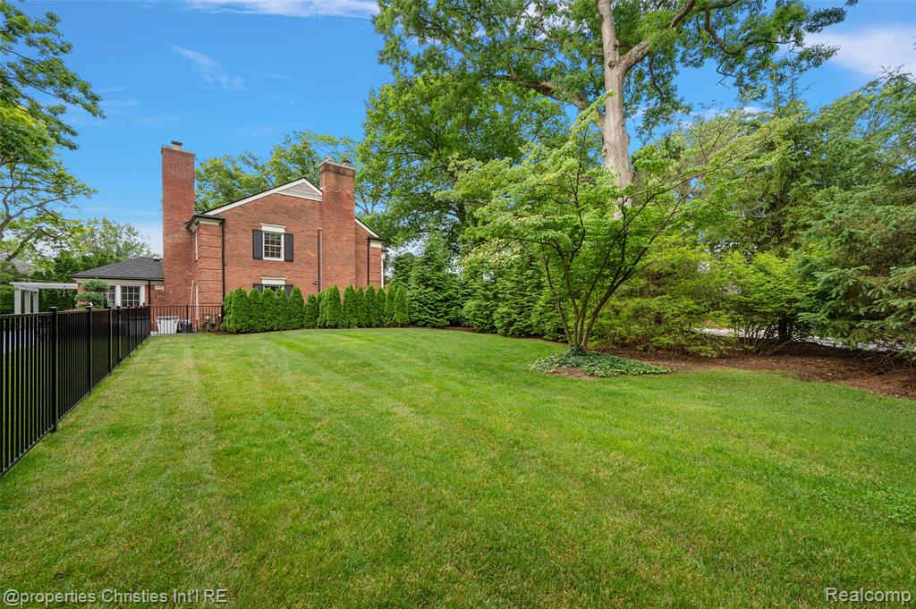 950 E Glengarry Circle, Bloomfield Hills, MI 48301 — Photo 61