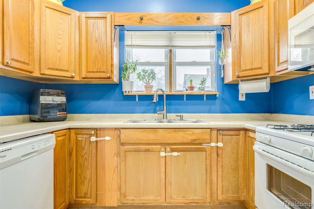 901 GARFIELD Street, Port Huron, MI 48060 — Photo 18