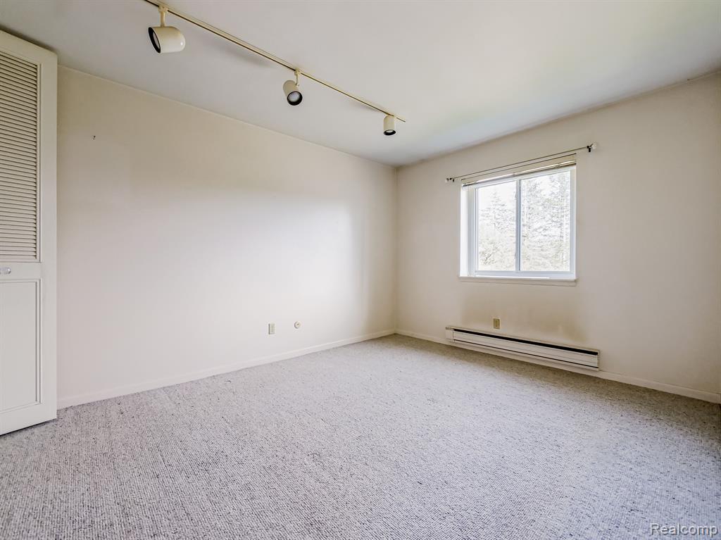 1850 COLONIAL VILLAGE Way, 3, Waterford, MI 48328 — Photo 8