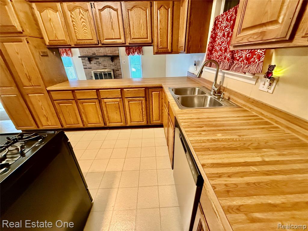 42075 GLORIA Drive, Canton, MI 48187 — Photo 10