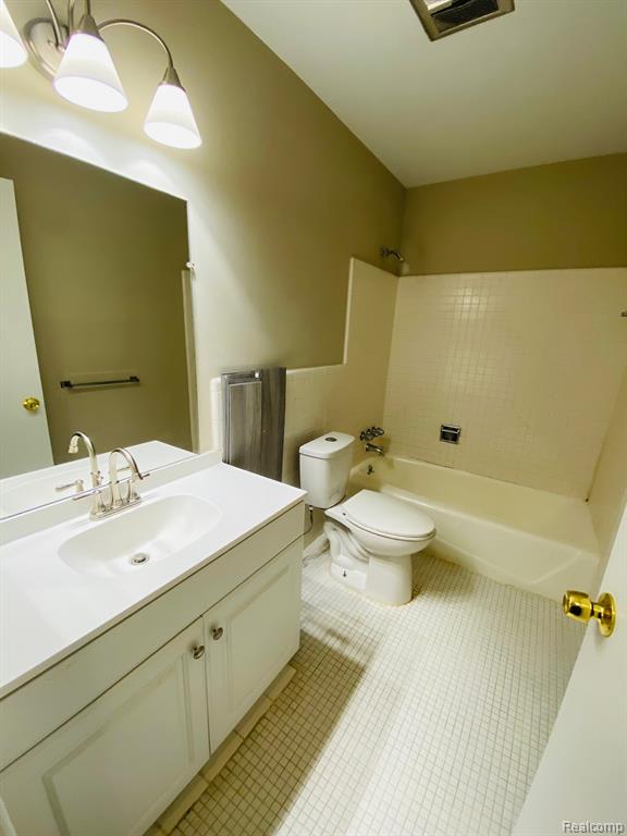 490 FOX HILLS Drive N, 8, Bloomfield Hills, MI 48304 — Photo 11