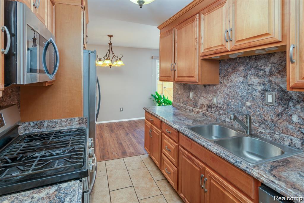 23465 Danberry Lane, Novi, MI — Photo 10