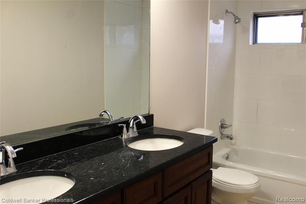 6586 CARRIAGE HILLS Drive, Canton, MI 48187 — Photo 17