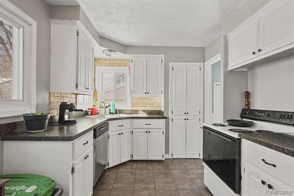 5919 Deering Street, Garden City, MI — Photo 8