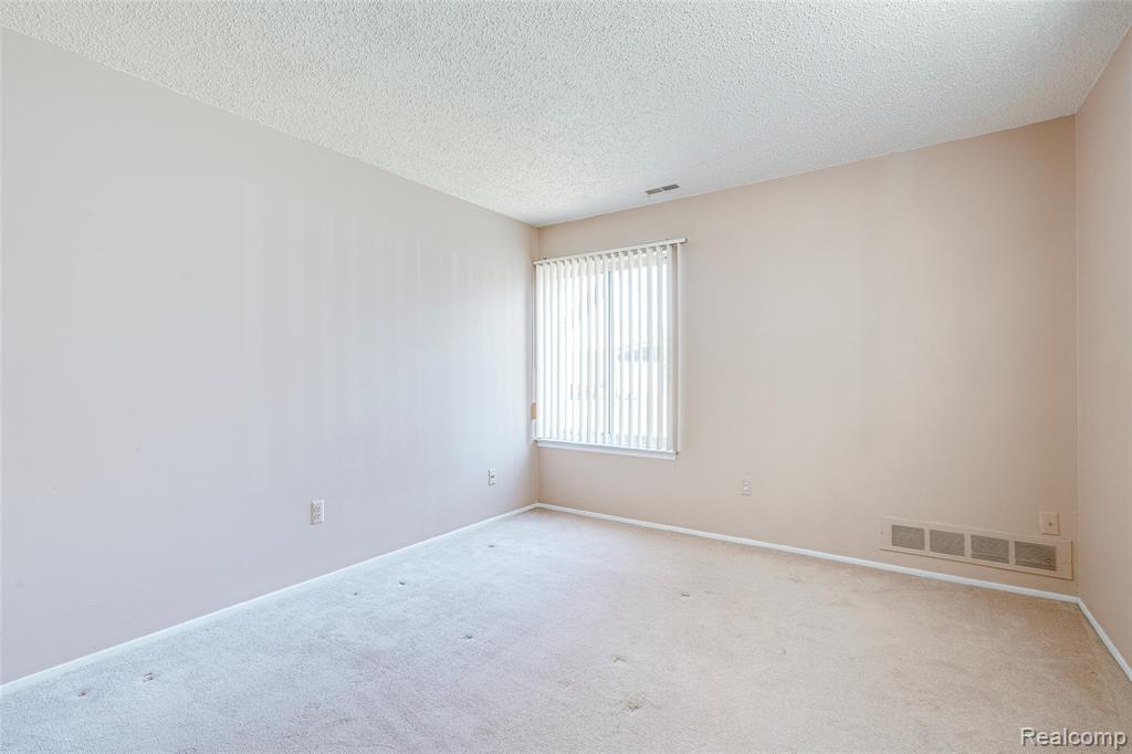 27845 Berrywood Lane, Farmington, MI 48334 — Photo 16