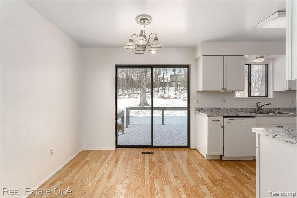 8060 MOUNTAIN VIEW, White Lake, MI — Photo 13
