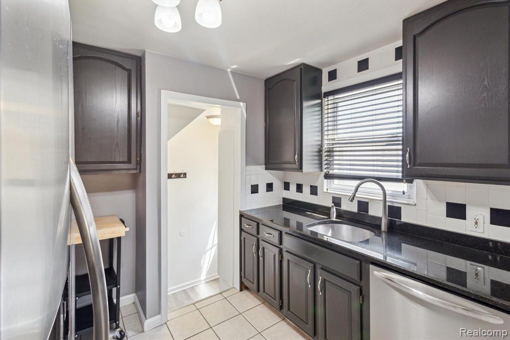 812 N KENWOOD Avenue, Royal Oak, MI 48067 — Photo 15