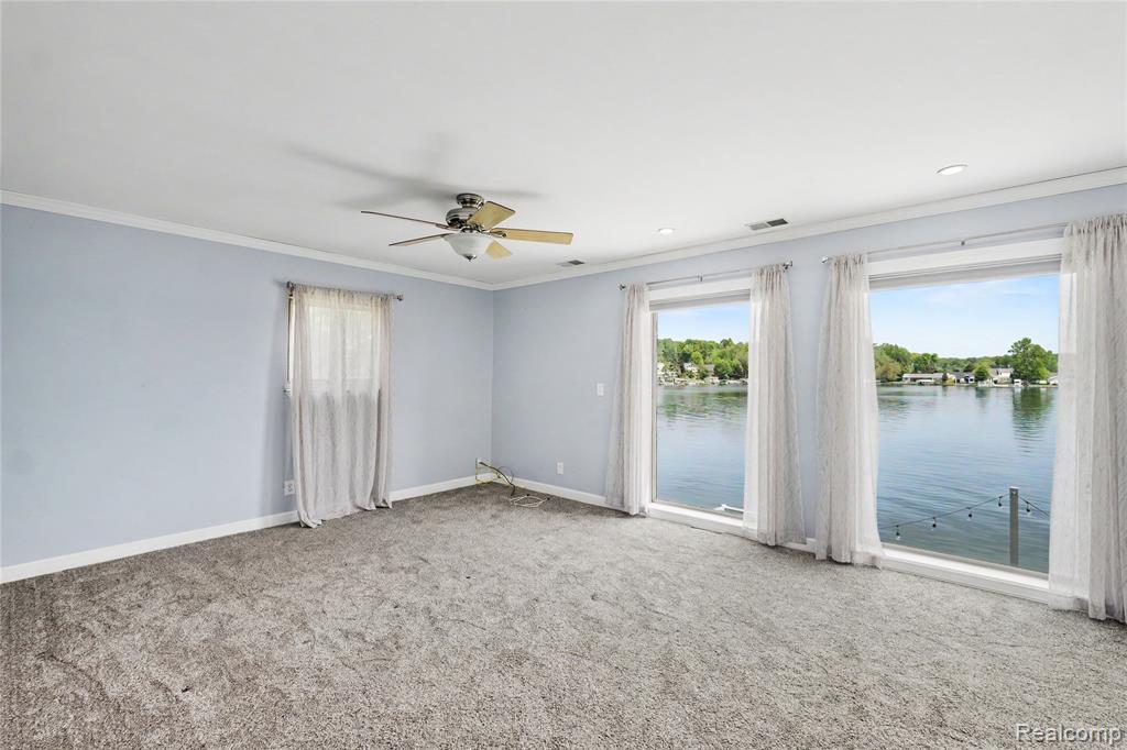 8390 Peninsular Drive, Fenton, MI 48430 — Photo 14