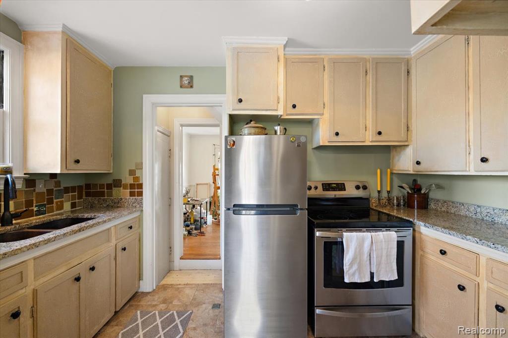 17601 Cambridge Boulevard, Lathrup Village, MI 48076 — Photo 25