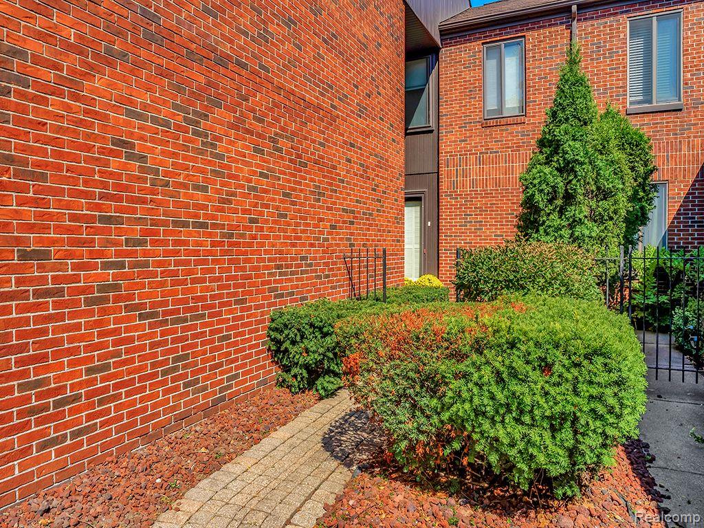 3092 LINDENWOOD Drive, Dearborn, MI 48120 — Photo 4