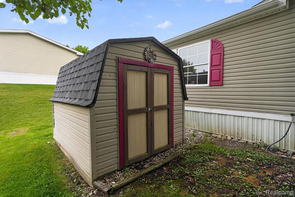 11595 Clearwater Drive, Fenton, MI 48430 — Photo 38