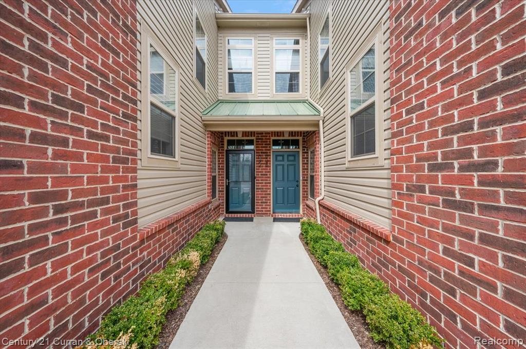 632 Pointe Drive, Walled Lake, MI 48390 — Photo 2