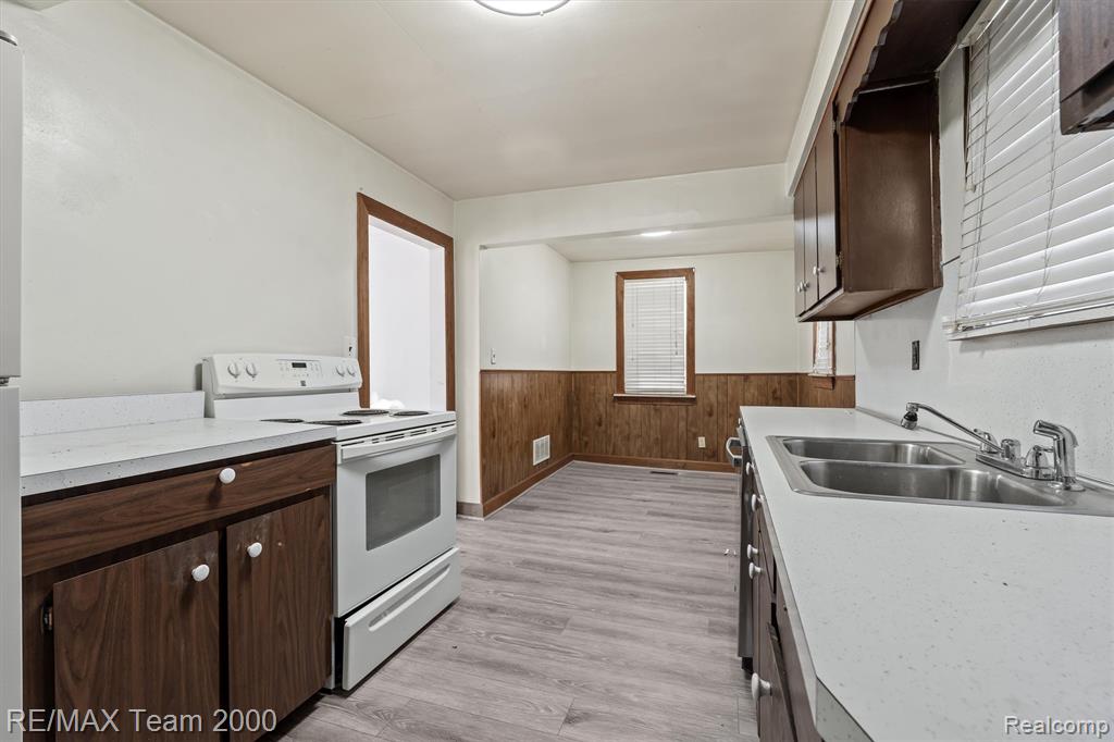 5526 SYLVIA Street, Dearborn Heights, MI 48125 — Photo 5