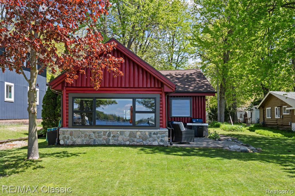 10584 Bob White Beach Boulevard, Whitmore Lake, MI 48189 — front exterior