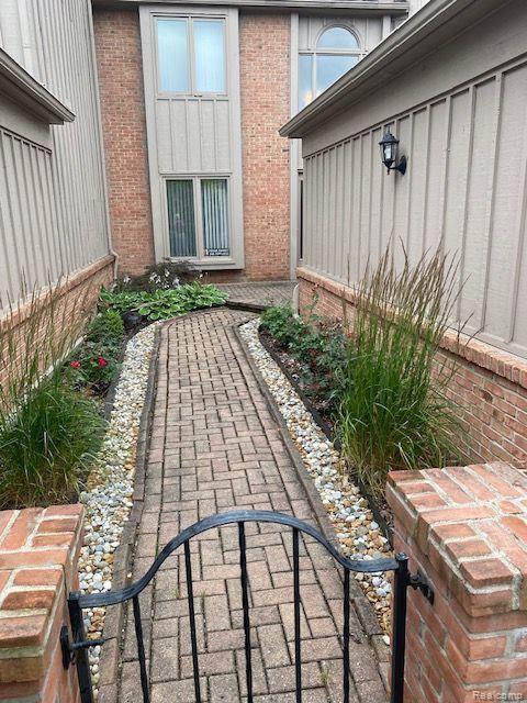37557 AMBER Drive, Farmington Hills, MI 48331 — Photo 2