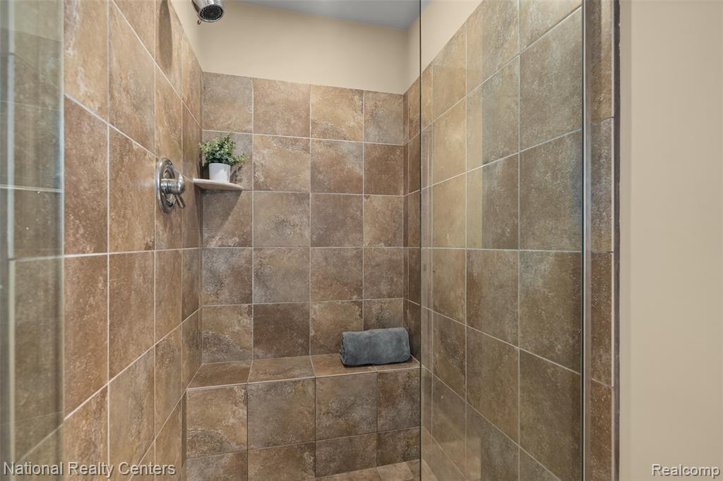 5010 Forest Valley Drive, Clarkston, MI 48348 — Photo 66